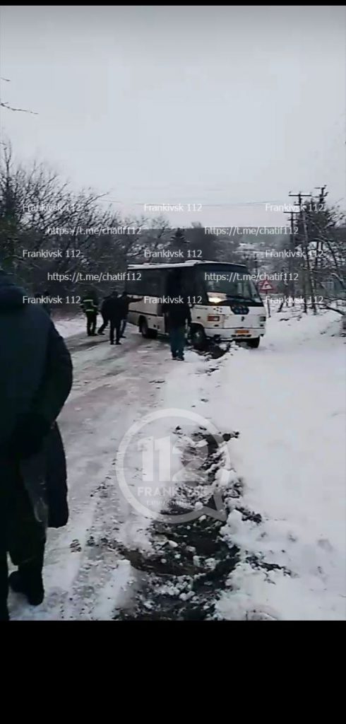 Через ожеледицю на Франківщині пасажирський автобус злетів з дороги та ледь не перекинувся