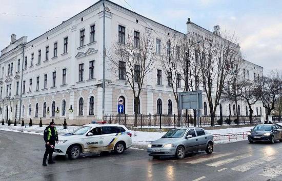 На Прикарпатті терміново евакуювали дітей з ліцею через повідомлення про замінування