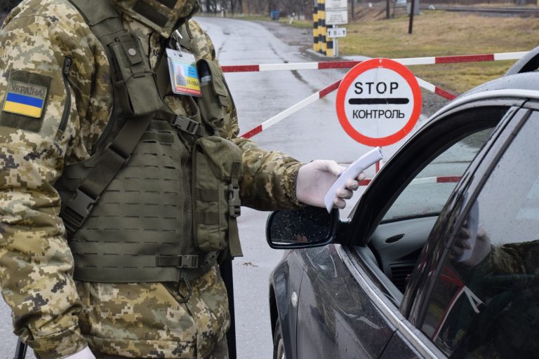 До відома прикарпатців: в Україні запрацювали нові правила перетину кордону через штам Омікрон