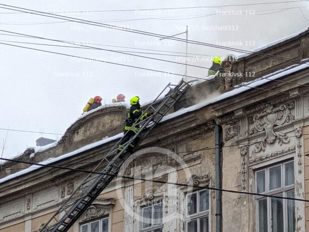 Вогнеборці розповіли деталі пожежі архітектурної пам'ятки в центрі Франківська ФОТО