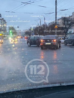 Чергова ранкова ДТП у Франківську: на перехресті біля "Велесу" не розминулись два авто - рух ускладнено ФОТО