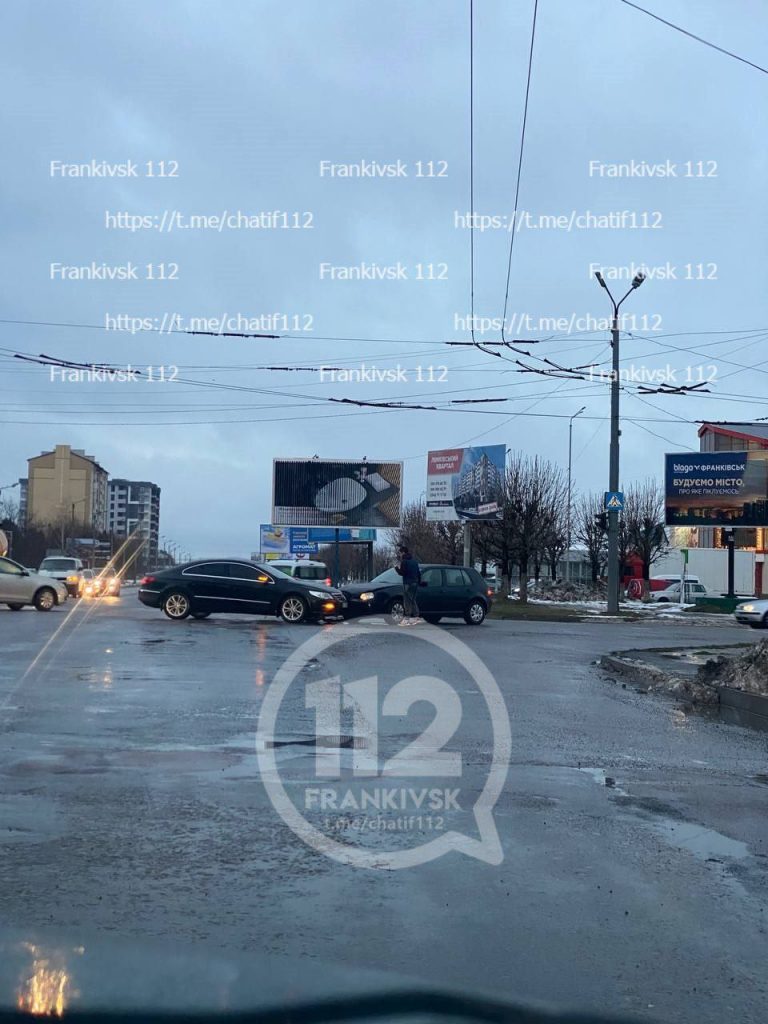 Чергова ранкова ДТП у Франківську: на перехресті біля "Велесу" не розминулись два авто - рух ускладнено ФОТО