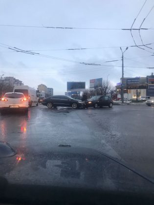 Чергова ранкова ДТП у Франківську: на перехресті біля "Велесу" не розминулись два авто - рух ускладнено ФОТО