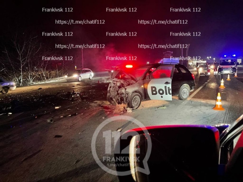 Уламки по всій дорозі: поблизу Франківська два автомобілі не поділили дорогу ФОТО