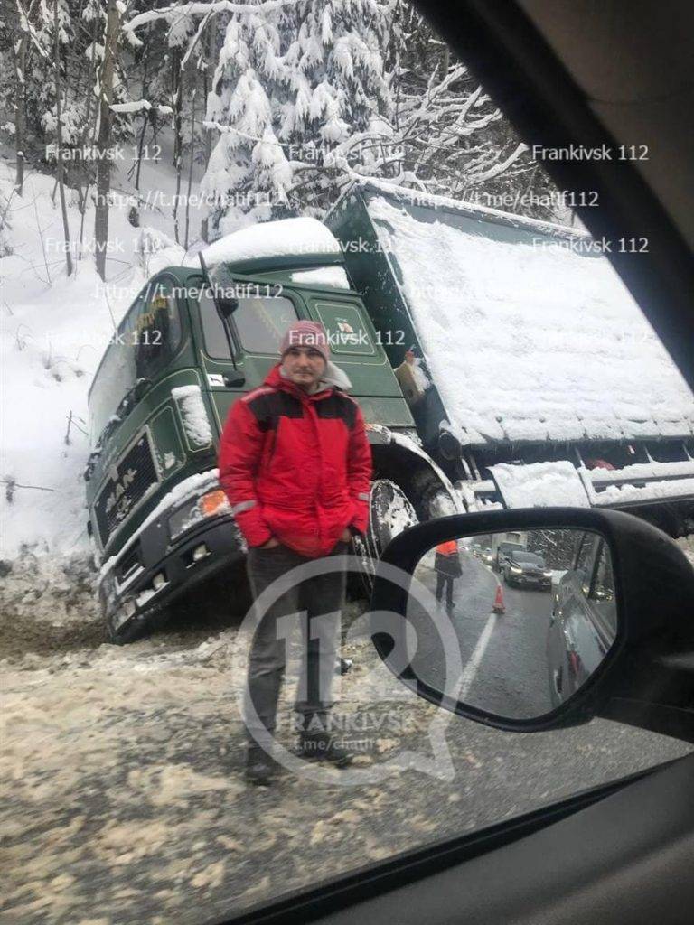 Через сніг та ожеледицю на дорозі поблизу Микуличина вантажний автомобіль з'їхав у кювет ФОТО