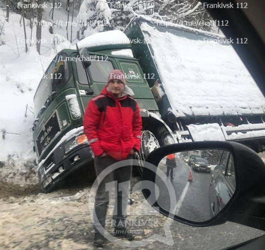 Через сніг та ожеледицю на дорозі поблизу Микуличина вантажний автомобіль з'їхав у кювет ФОТО