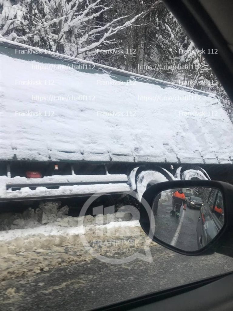 Через сніг та ожеледицю на дорозі поблизу Микуличина вантажний автомобіль з'їхав у кювет ФОТО