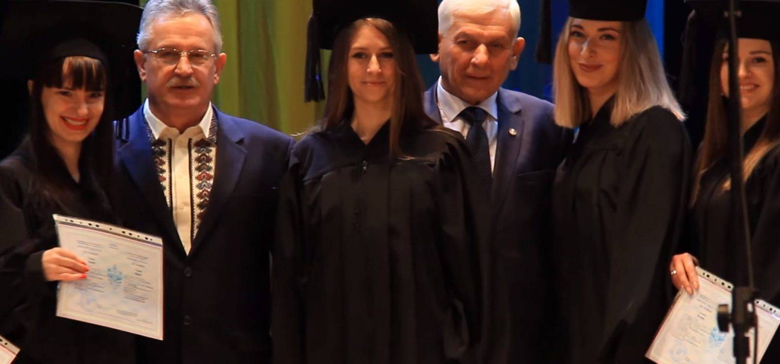 Випускникам ІФНТУНГ урочисто вручили дипломи ВІДЕО