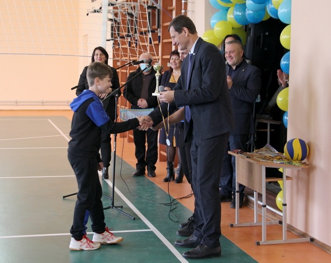 У ліцеї на Надвірнянщині відкрили відремонтований спортивний зал ФОТО