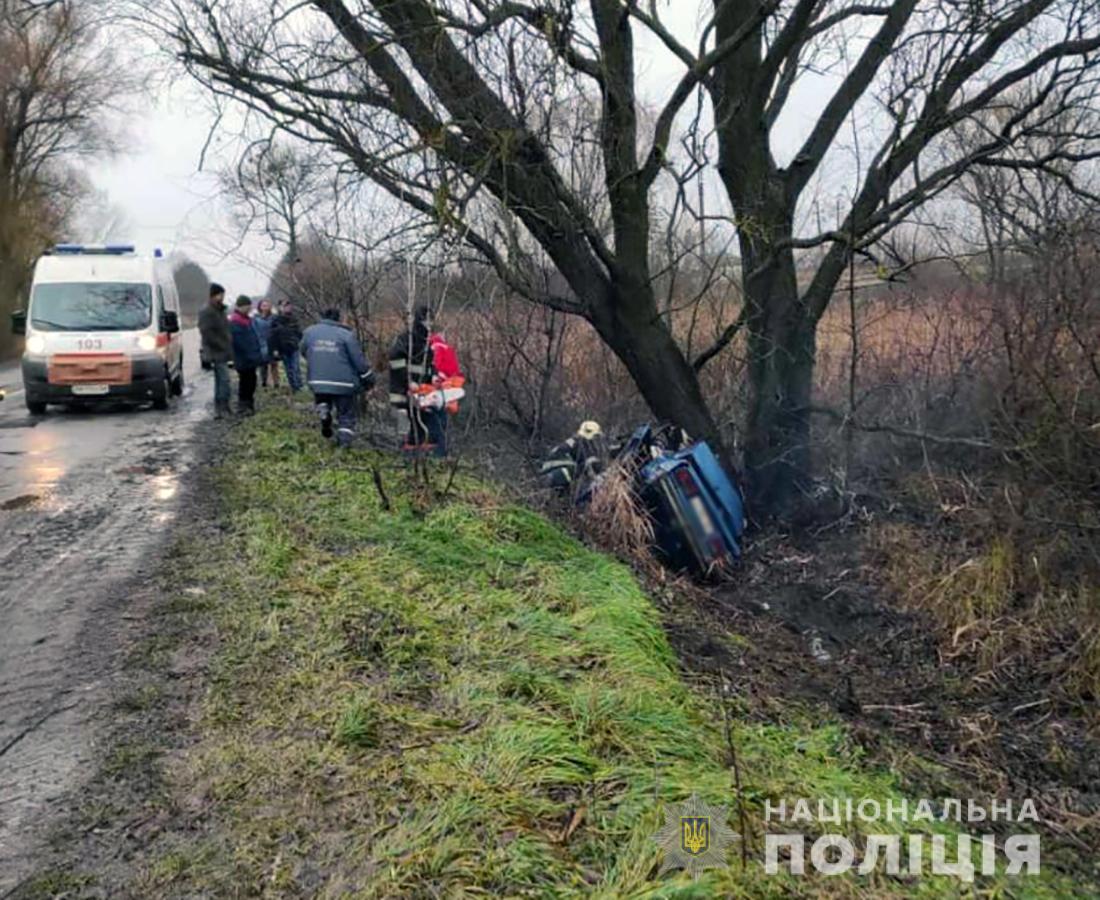 На Прикарпатті легковик на швидкості злетів у кювет, є постраждалі