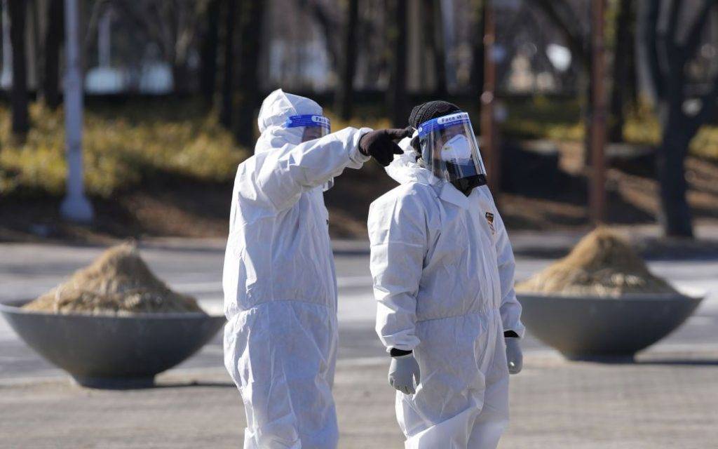 Сезонний вірус, з яким потрібно "домовитися": в Україні експерти розповіли, коли спаде захворюваність на COVID-19
