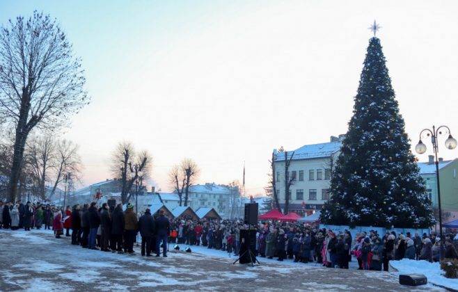 У Калуші на фестивалі колядували творчі колективи і депутати ФОТО