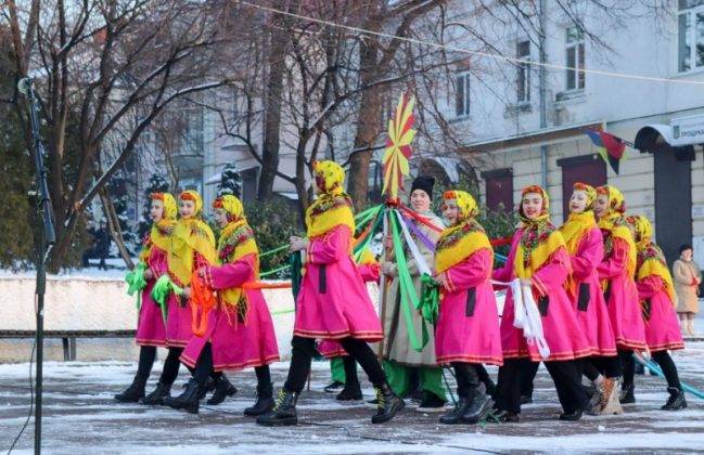 У Калуші на фестивалі колядували творчі колективи і депутати ФОТО