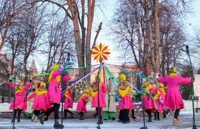 У Калуші на фестивалі колядували творчі колективи і депутати ФОТО