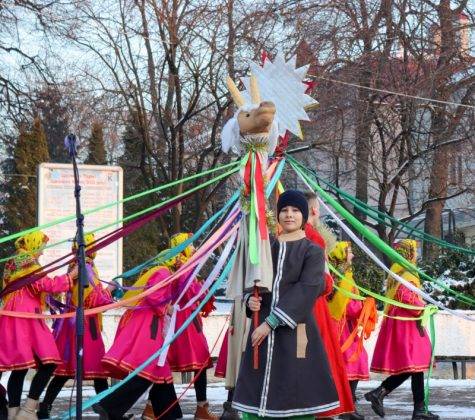 У Калуші на фестивалі колядували творчі колективи і депутати ФОТО