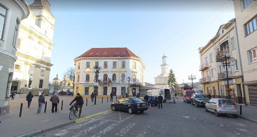 В центрі Івано-Франківська поменшає місць, де можна буде залишити свій автомобіль