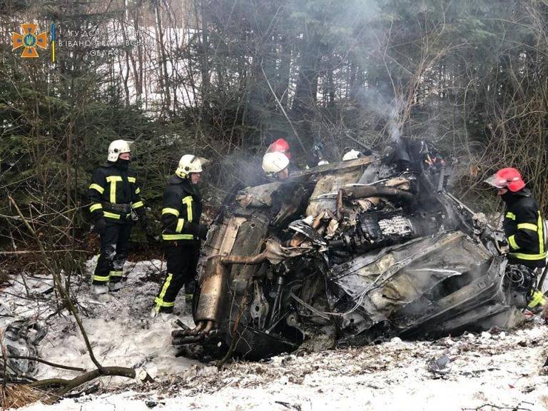 Зіткнулися три автомобілі: одна особа загинула, ще двоє травмованих - рятувальники та поліція розповіли про подробиці жахливої ДТП в передмісті Надвірної