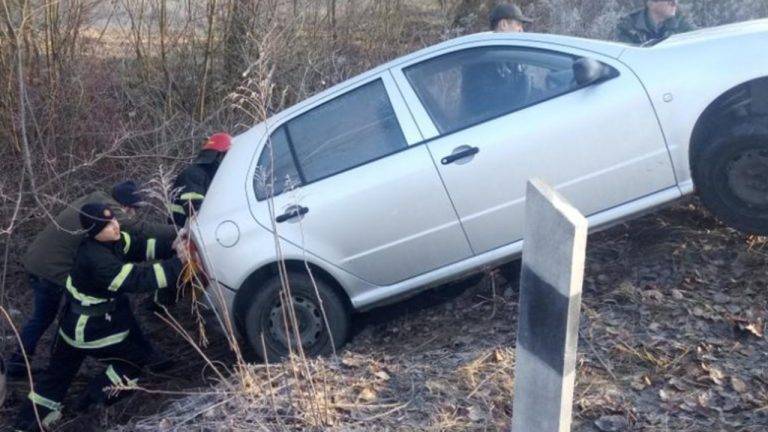 На Франківщині рятувальники витягали авто з кювету, у середині якого перебувало двоє людей