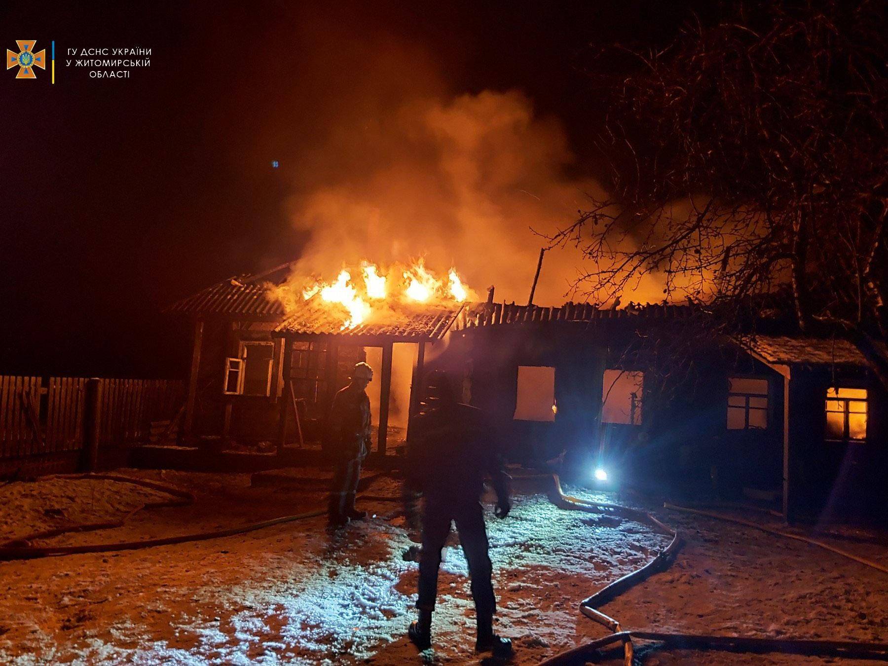 У вогні, рятуючи власний будинок, ледь не загинув 40-річний прикарпатець