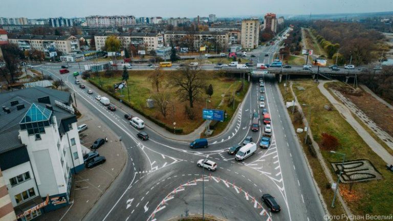 У Франківську горе-підрядників зобов'язали перемалювати нову розмітку