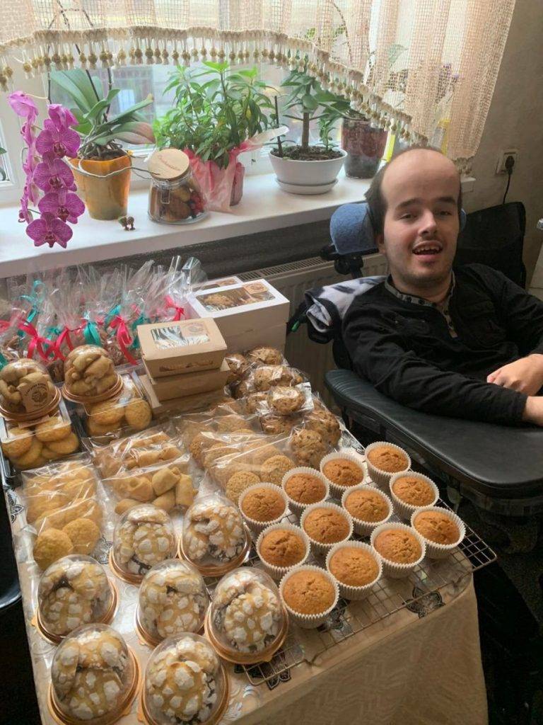 Мешканка Івано-Франківська випікає смаколики, щоб допомогти хворому сину ФОТО