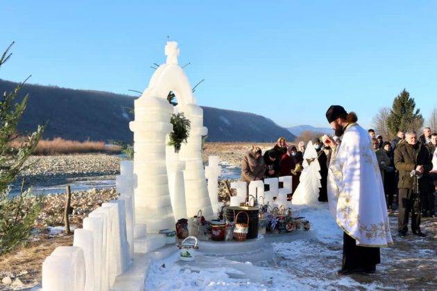 На Прикарпатті до Йорданських свят створили унікальні льодові скульптури ФОТО