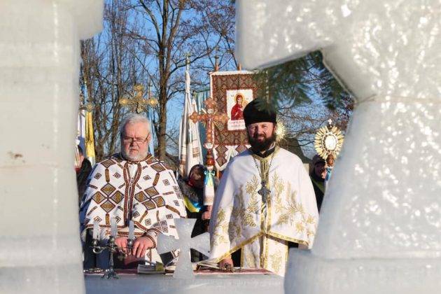 На Прикарпатті до Йорданських свят створили унікальні льодові скульптури ФОТО