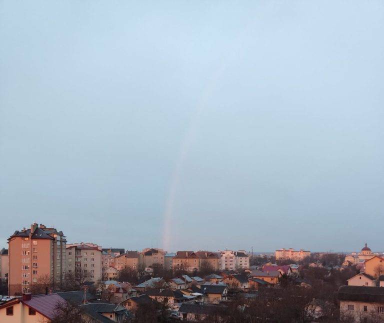 Над Івано-Франківськом посеред зими засяяла веселка ФОТОФАКТ