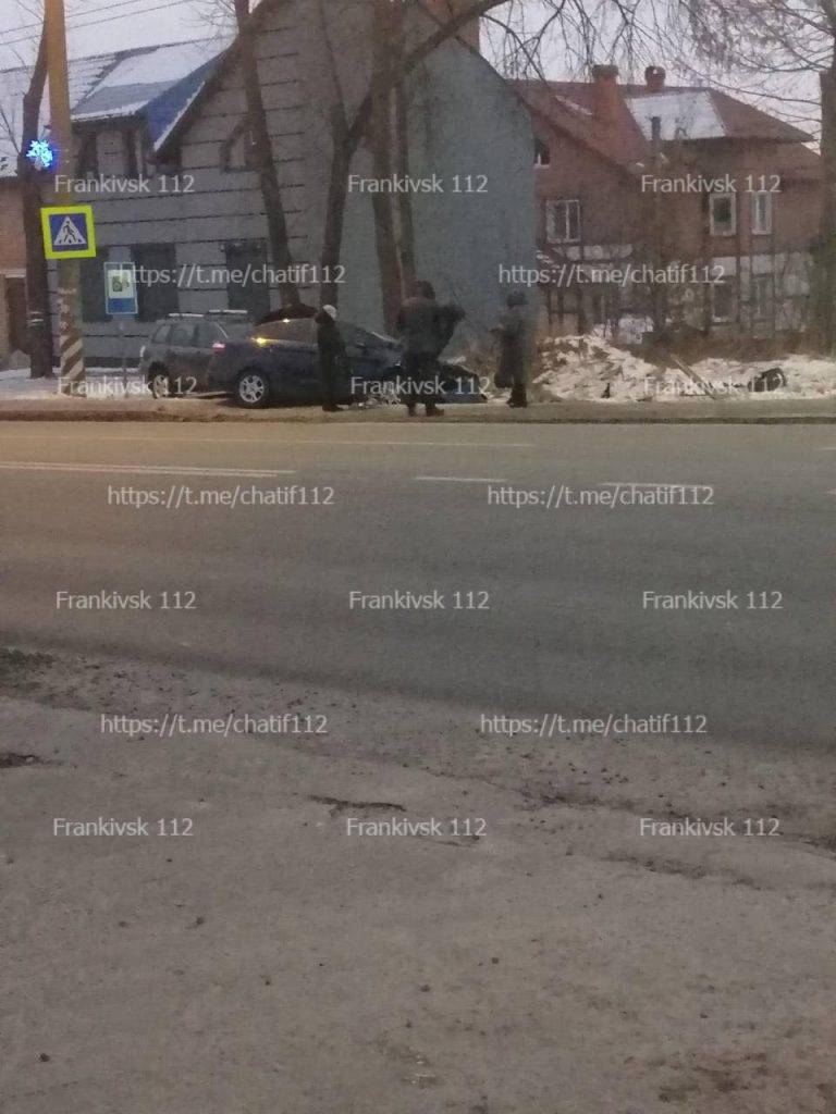Ранкова ДТП: поблизу Франківська легковик зніс світлофор ФОТОФАКТ