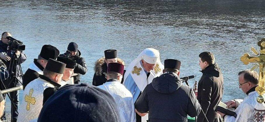 Водохреща: у Івано-Франківську тисячі містян зібралися на Бистриці освятити воду ФОТО