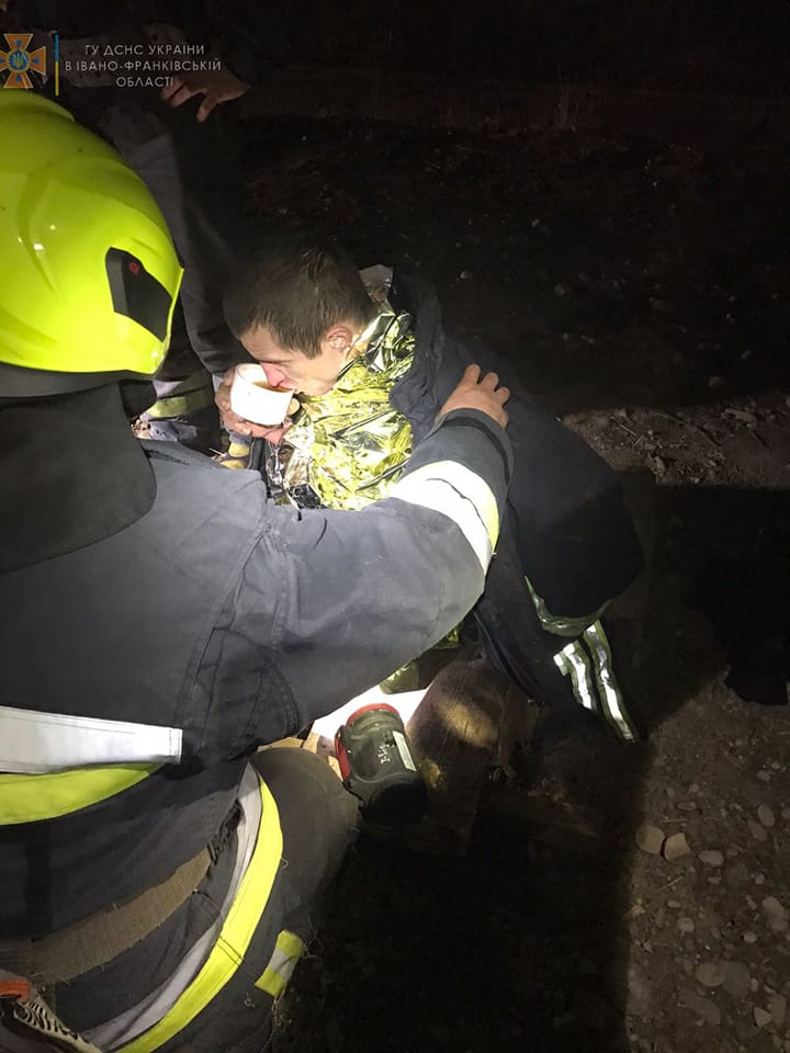 Франківські рятувальники врятували чоловіка, що впав у річку ФОТО