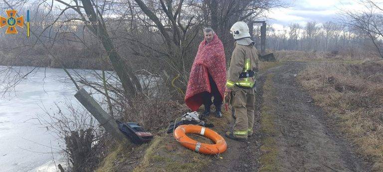 На Прикарпатті під час риболовлі чоловік провалився під кригу