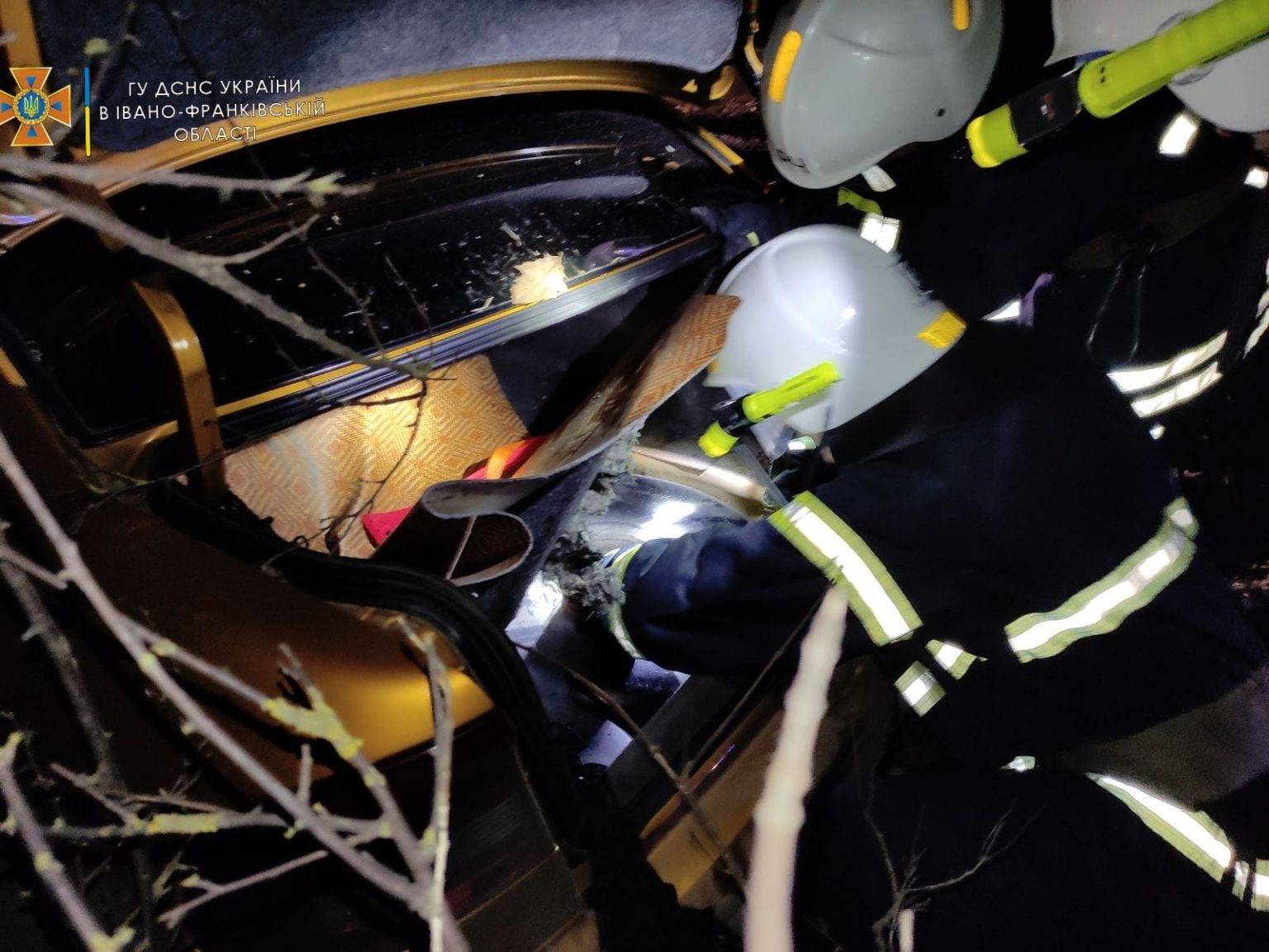 У Франківську рятувальники діставали чоловіка з понівеченого авто ФОТО