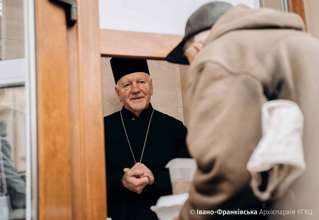 Благодійна організація Карітас приготувала та роздала пригощення для бідних та самотніх франківців