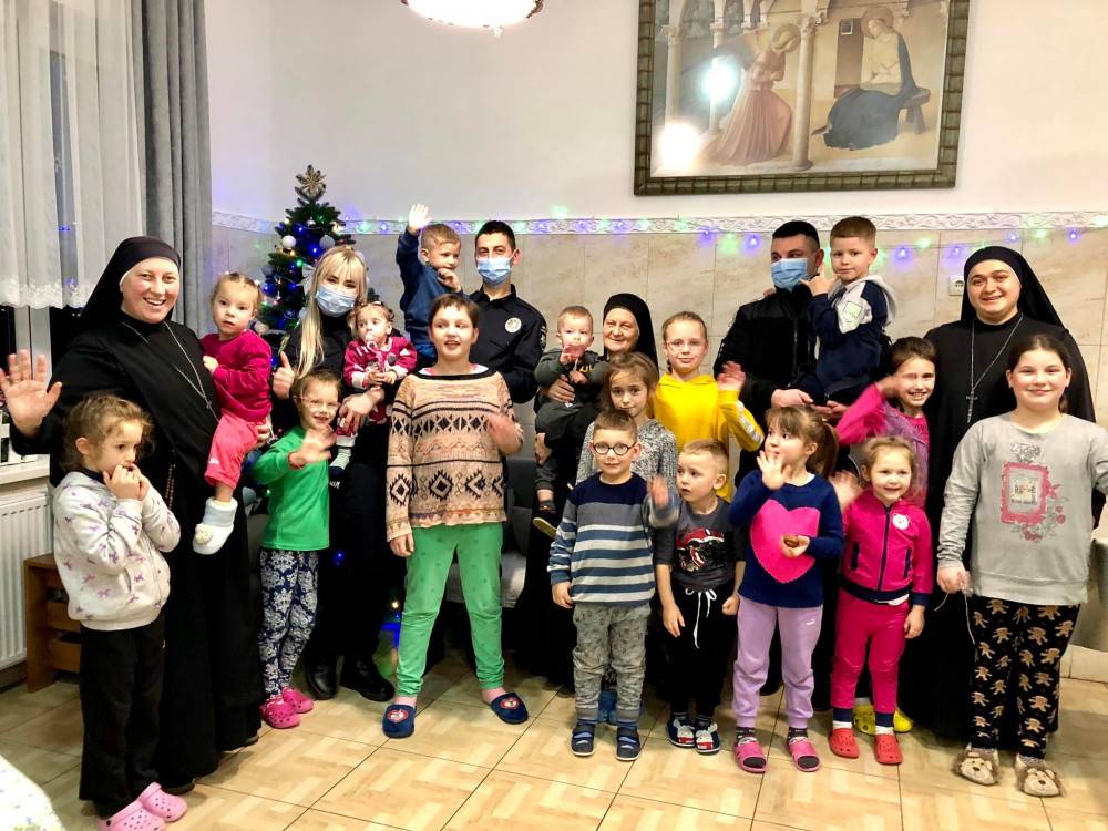 Прикарпатські правоохоронці завітали у дитбудинок з колядками