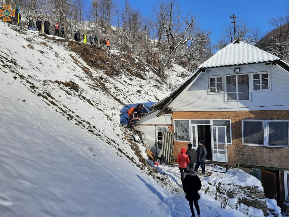 Карколомна ДТП: на Прикарпатті легковик на швидкості влетів у житловий будинок ФОТОФАКТ