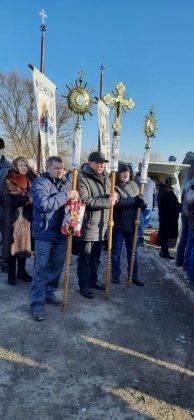 Водохреща: у Івано-Франківську тисячі містян зібралися на Бистриці освятити воду ФОТО