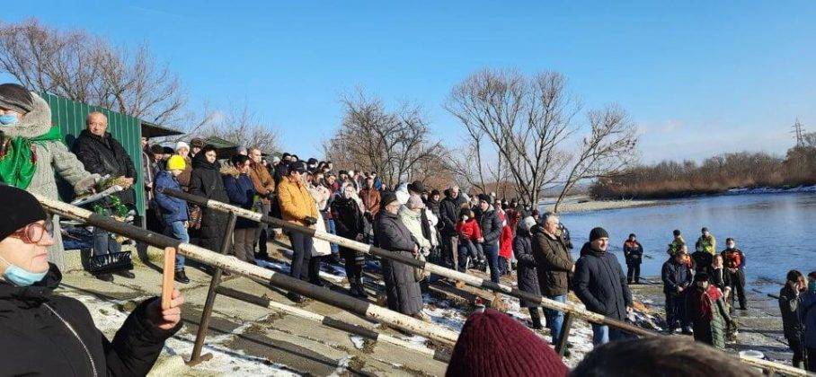 Водохреща: у Івано-Франківську тисячі містян зібралися на Бистриці освятити воду ФОТО