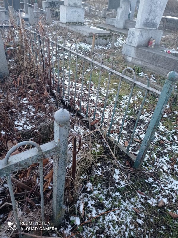 впало на могили та огорожі