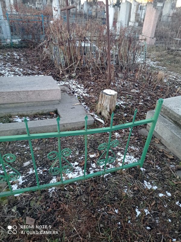 впало на могили та огорожі