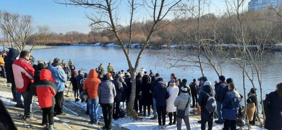 Водохреща: у Івано-Франківську тисячі містян зібралися на Бистриці освятити воду ФОТО