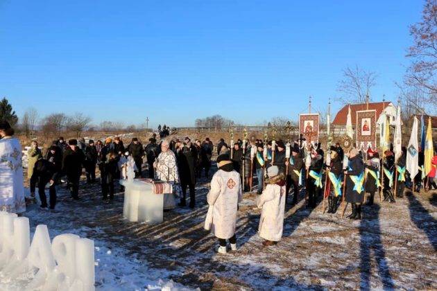 На Прикарпатті до Йорданських свят створили унікальні льодові скульптури ФОТО