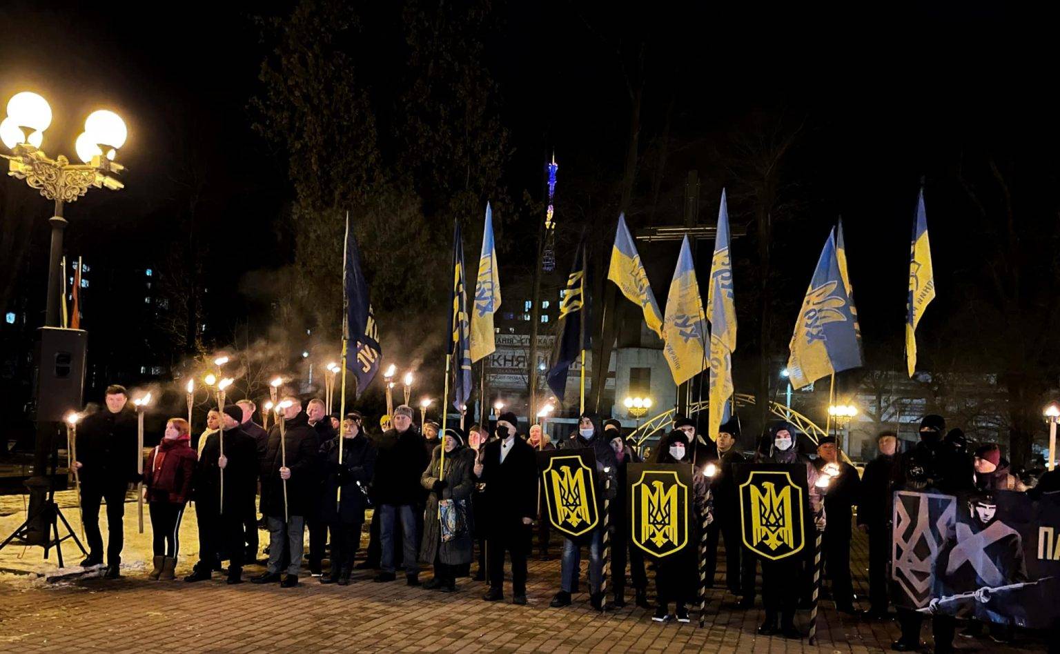 У Франківську смолоскипною ходою вшанували пам'ять Героїв Крут ФОТО