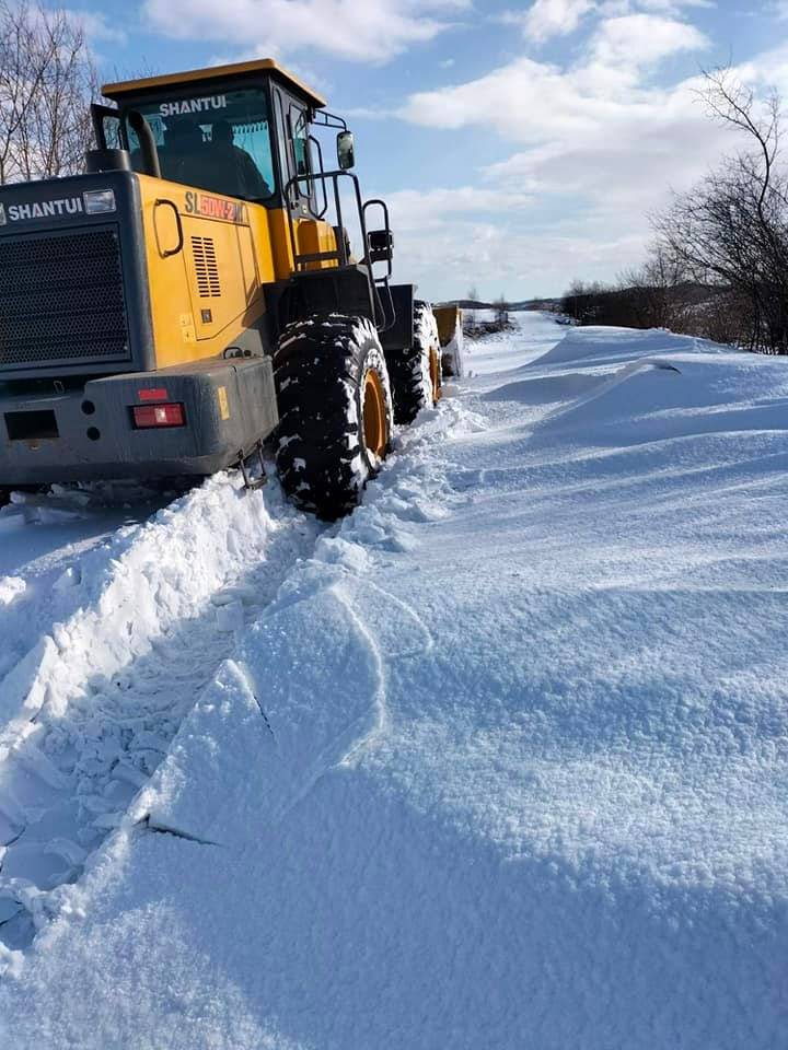 Снігові перемети близько двох метрів: На Франківщині розчищають дороги