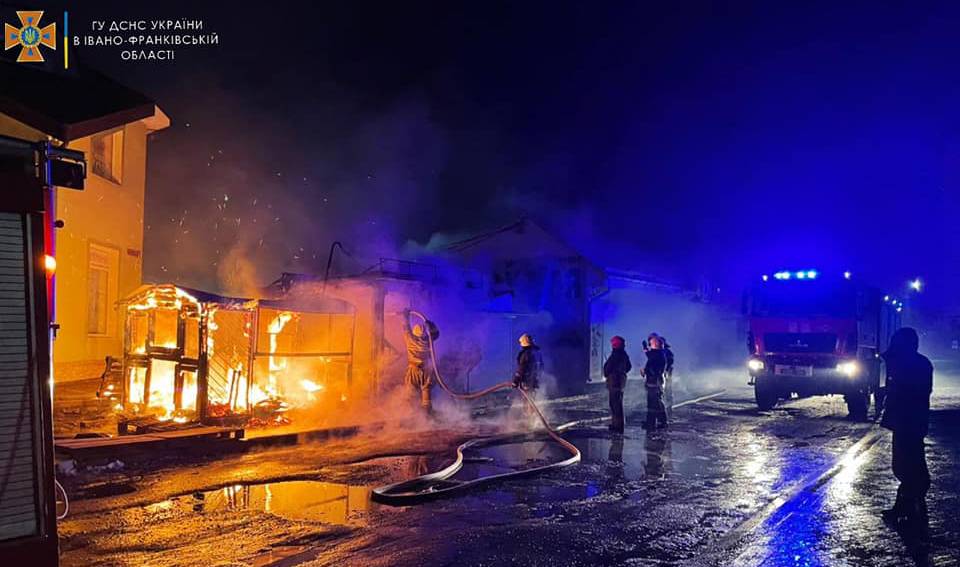 Рятувальники ліквідували пожежу торгових кіосків в Калуші ФОТО