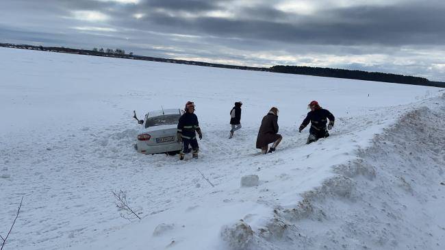 На Франківщині автомобіль злетів у кювет, а його водій загинув