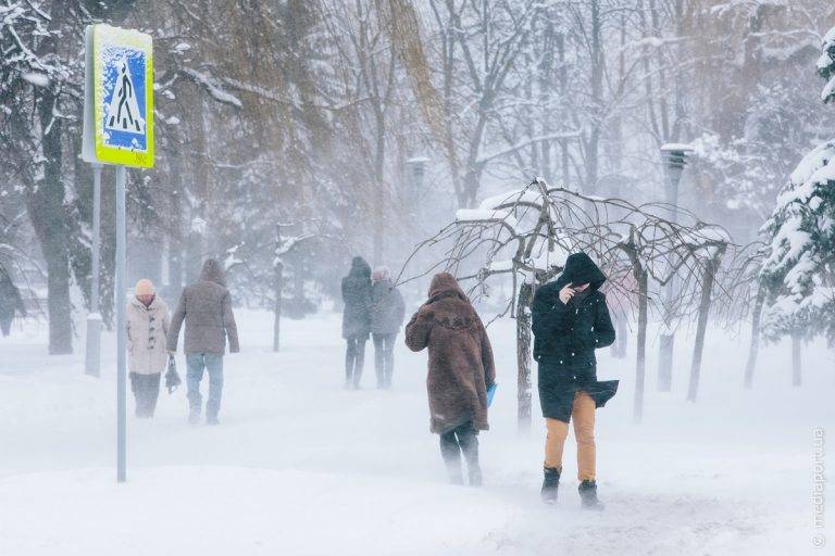 Сьогодні на Франківщині очікуються сильні вітри, хуртовини та ожеледиця