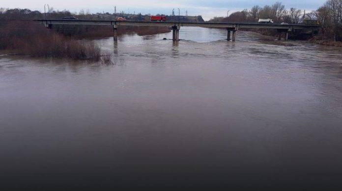 Паводок перед Різдвом: на Прикарпатті Дністер виходить з берегів