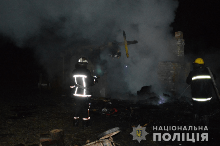 Перед Новим роком прикарпатським вогнеборцям довелося гасити пожежу на Косівщині