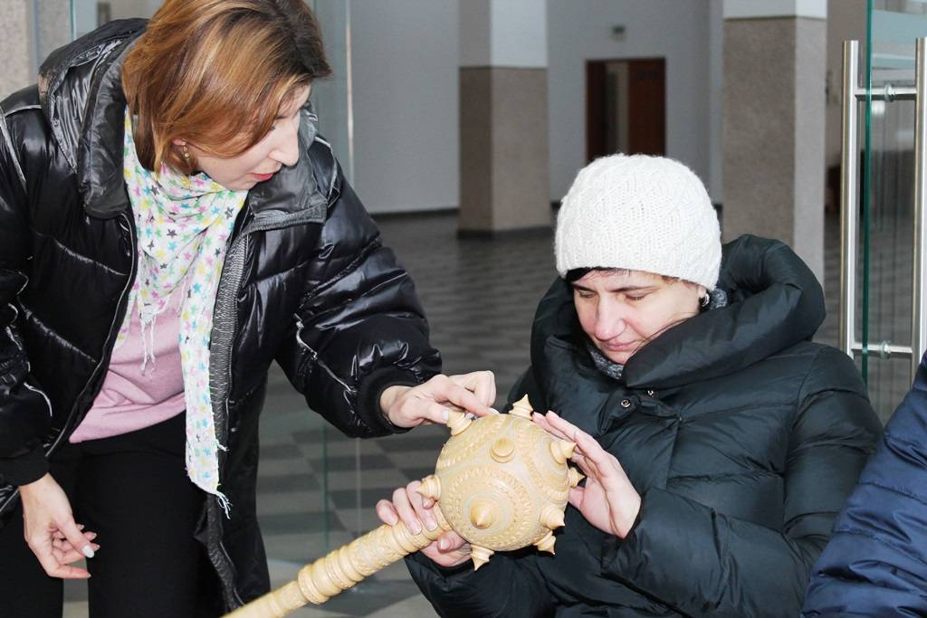 Для людей з вадами зору провели екскурсію галереєю франківського університету ФОТО